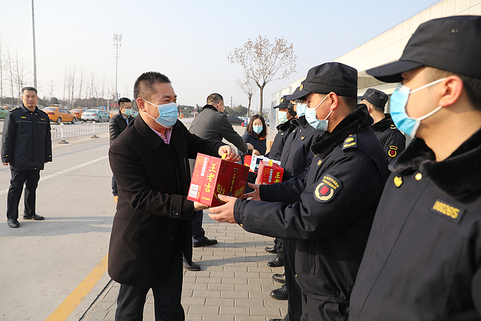 (職工慰問(wèn)第一張)機(jī)場(chǎng)執(zhí)法.jpg (職工慰問(wèn)第一張)機(jī)場(chǎng)執(zhí)法.jpg